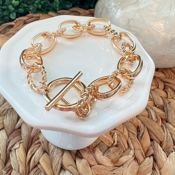 New Gold Chain Link Bracelet Toggle Closure | Boutique | Lightweight | Stackable - Picture 4 of 4
